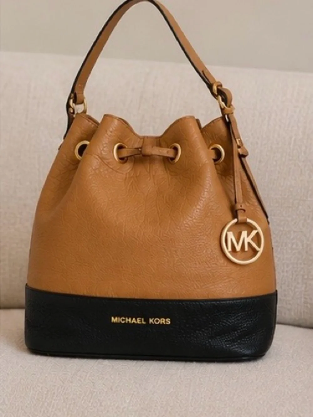 NWOT Michael Kors Jules Suntan Black Leather Drawstring Bucket